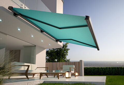 Elegante Kassetten-Markise für stilvollen Außenschutz Moderne Terrassenmarkise bei Sonnenuntergang mit Meerblick