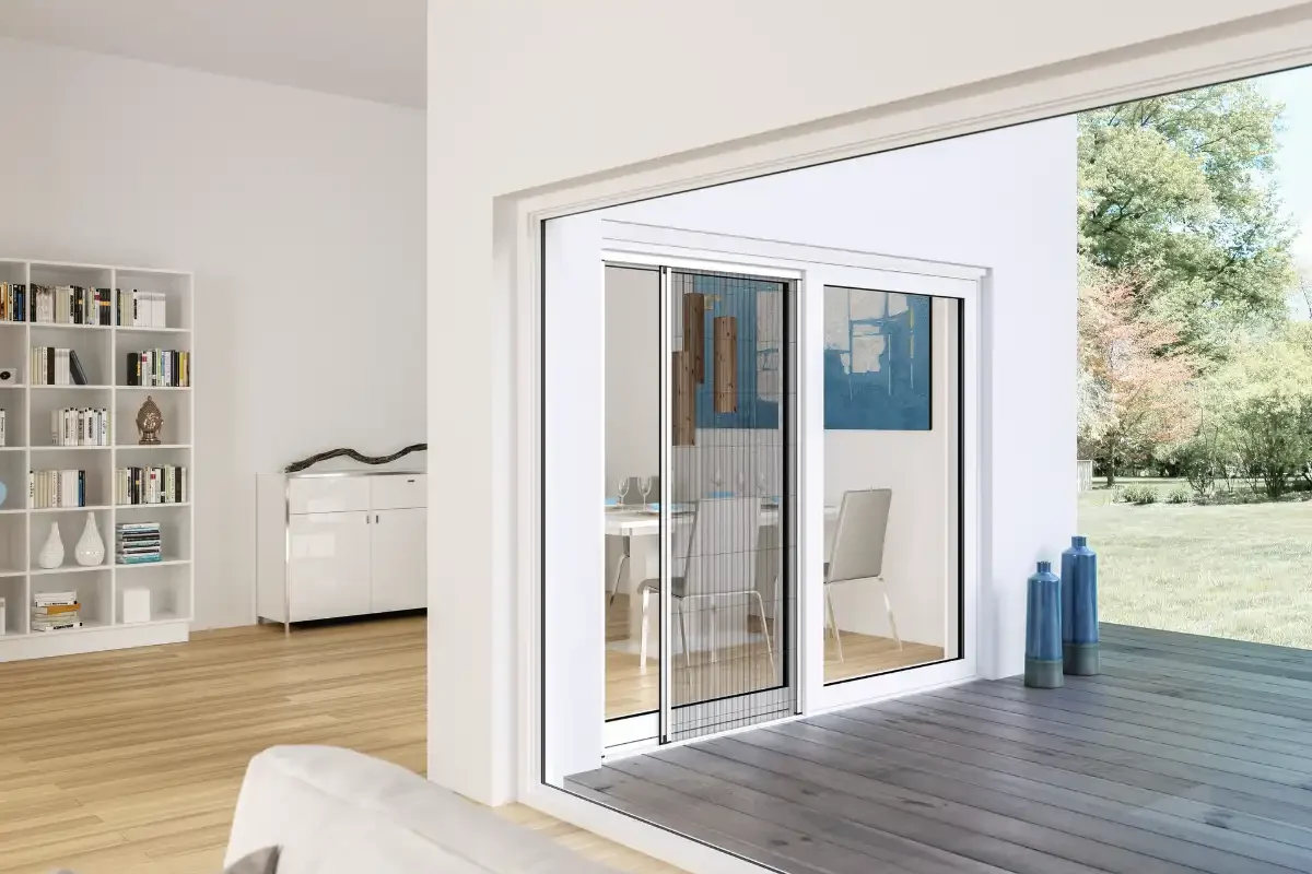Terrasse mit großer Fensterfront und Insektenschutztür