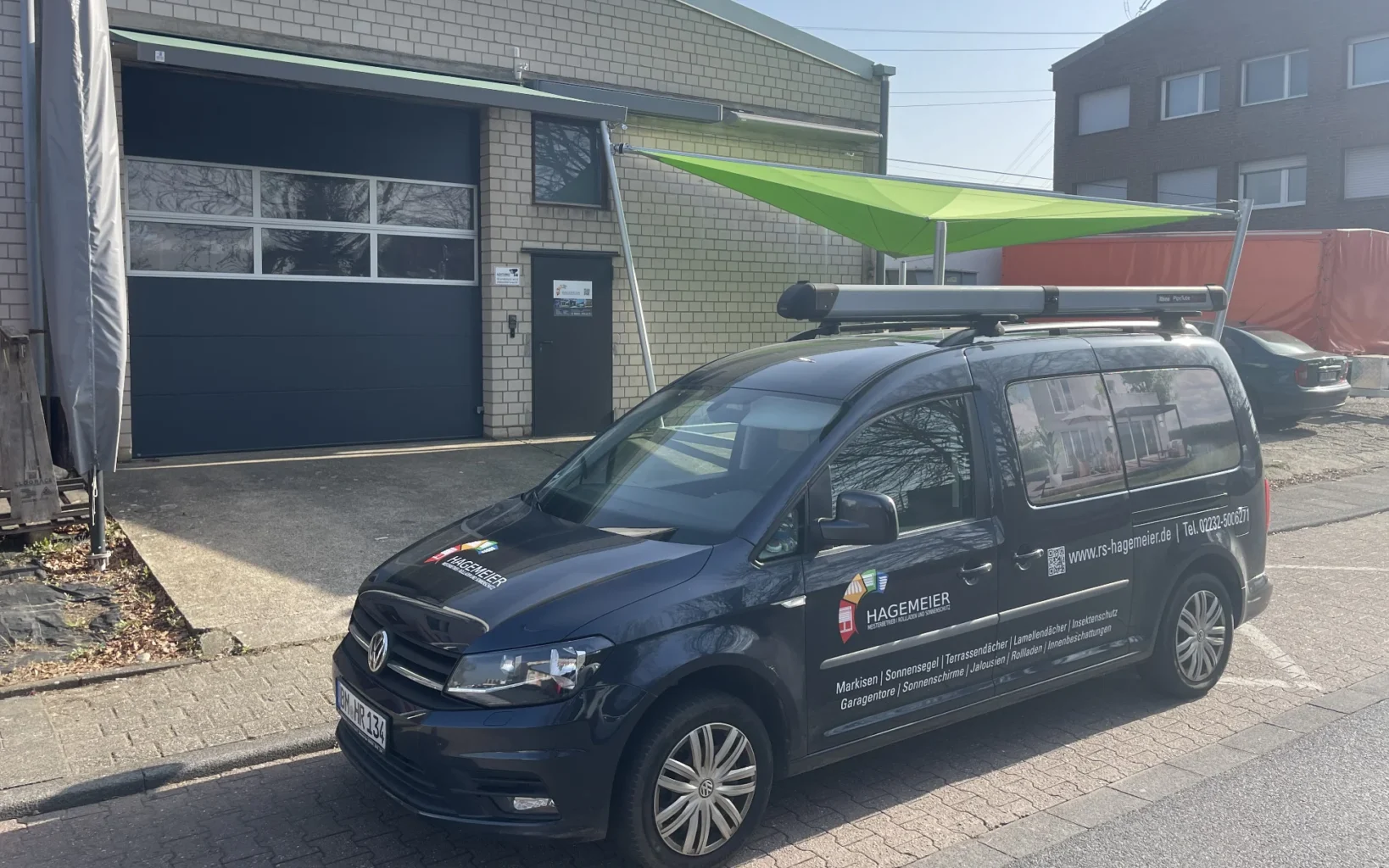 Auto von der Firma Hagemeier im Hintergrund teile der Ausstellung draußen.