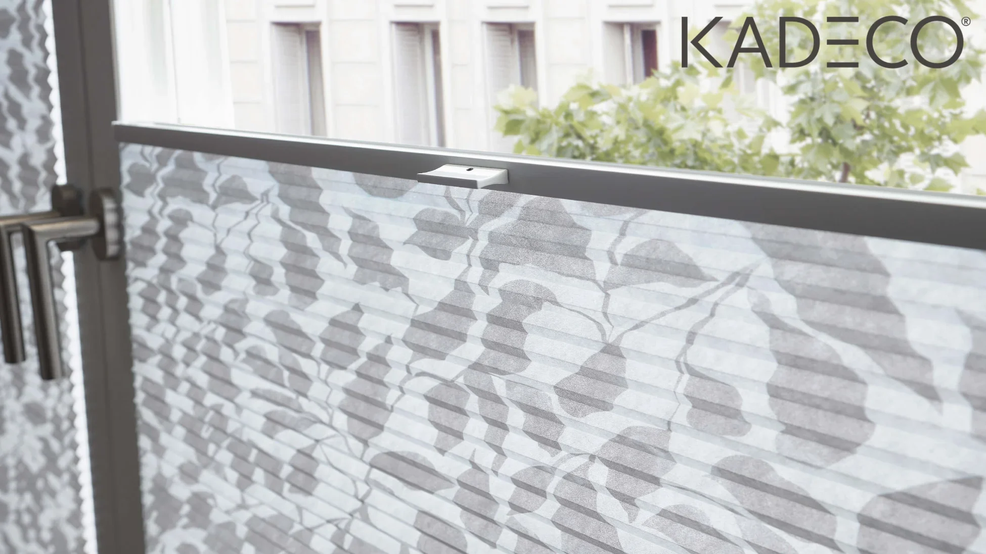 Wohnzimmer mit Plissees an den Fenstern Plissees mit Muster z.B. hier Blätter